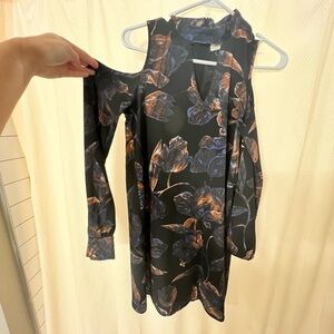 Boutique long sleeve key hole dress.